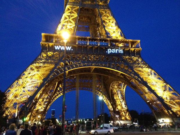 Bleuchteter Eiffelturm in Paris