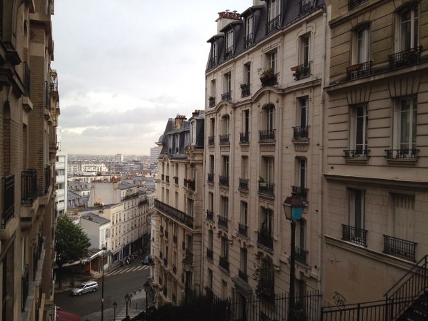 Strasse im Montmartre in Paris